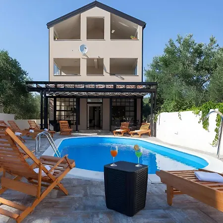 Amazing Grande With Swimming Pool