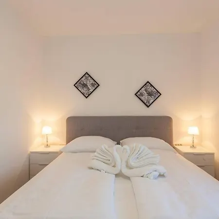 Amazing Grande With Swimming Pool