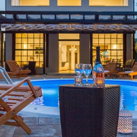 Amazing Grande With Swimming Pool *