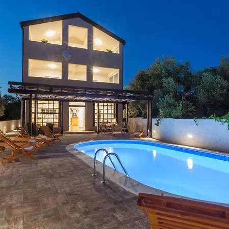 Amazing Grande With Swimming Pool